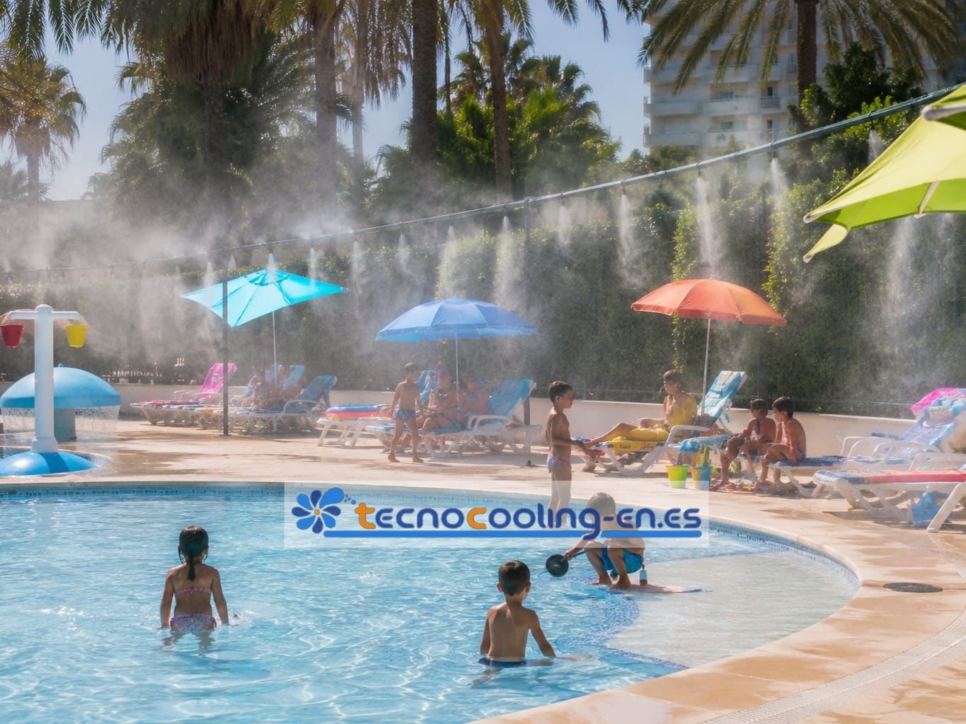 Sistema de nebulización junto a la piscina